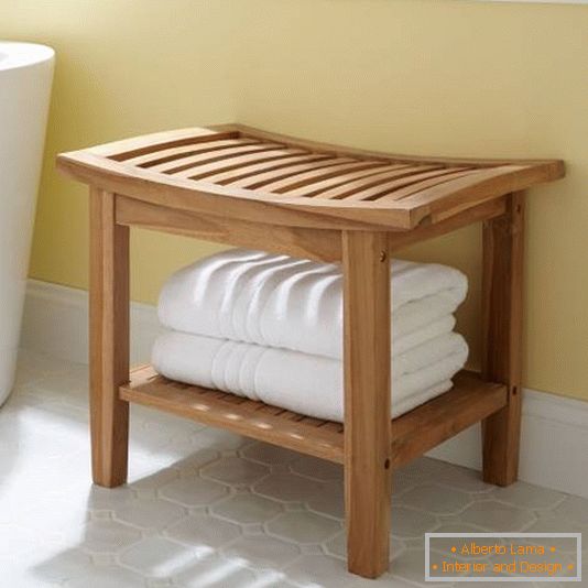 Дерев'яний стілець для ванної