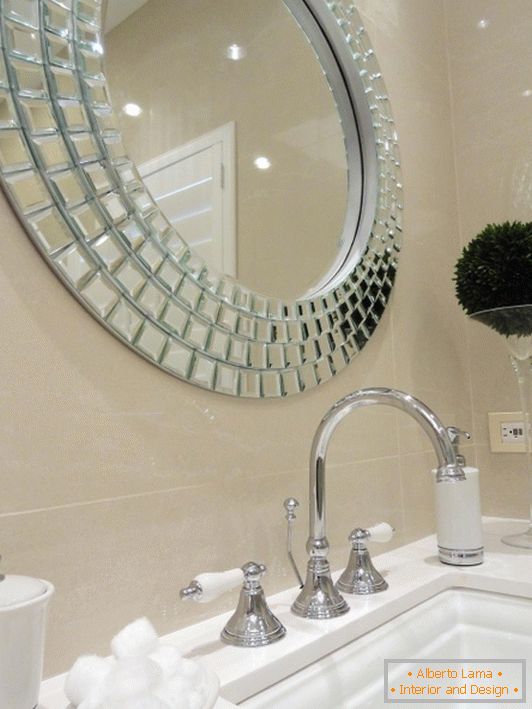 Стильне дзеркало над раковиною у ванній
