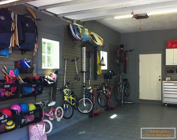 Велосипеди на стіні в гаражі