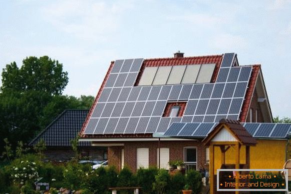 Будинок з сонячними батареями для автономного електрики