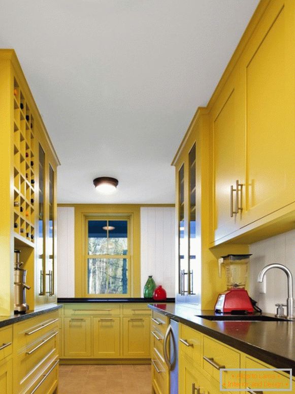 Кухня з яскраво-жовтою меблями