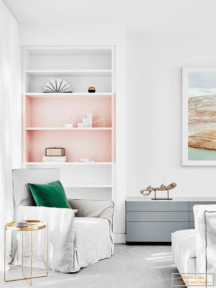 Пастельно-білі тони в поєднанні з рожевим в інтер'єрі спальні
