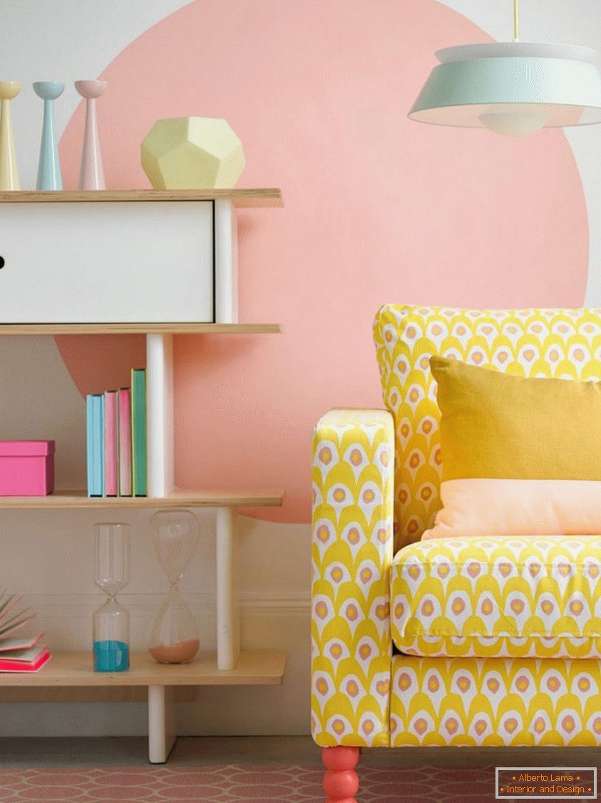 Яскравий жовтий диван, створює відмінний контраст в пастельній кімнаті