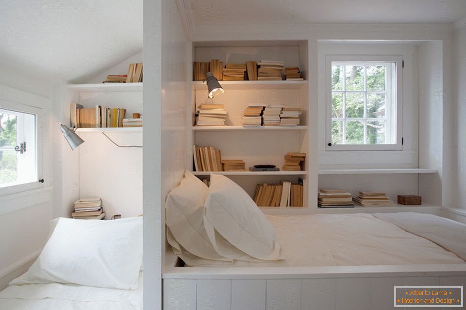 Книжкові стелажі в спальні