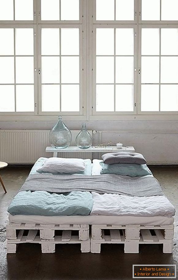 Ліжко зі старих палетів