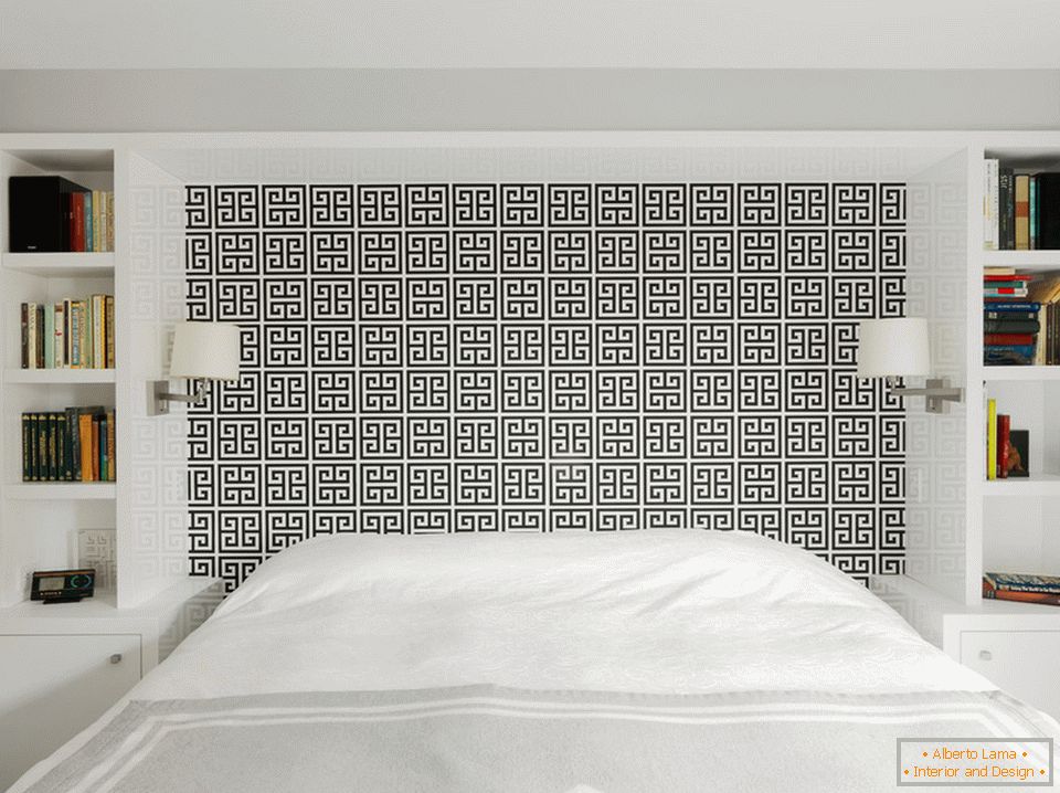 Спальня в білих тонах з чорним узором біля ліжка