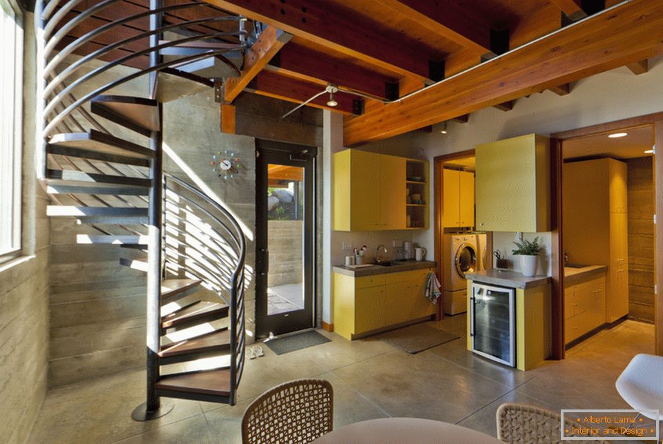 Стильний сучасний інтер'єр міні-кухні з гвинтовими сходами