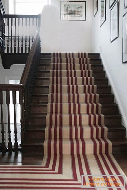 Смугастий килим своїми руками для оформлення сходів