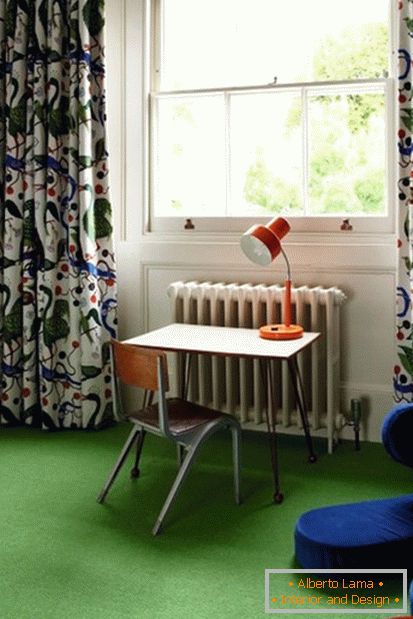 Яскраві кольори і незвичайні штори в дитячій для хлопчика