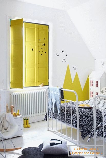Яскраві жовті кольори в білій дитячій кімнаті