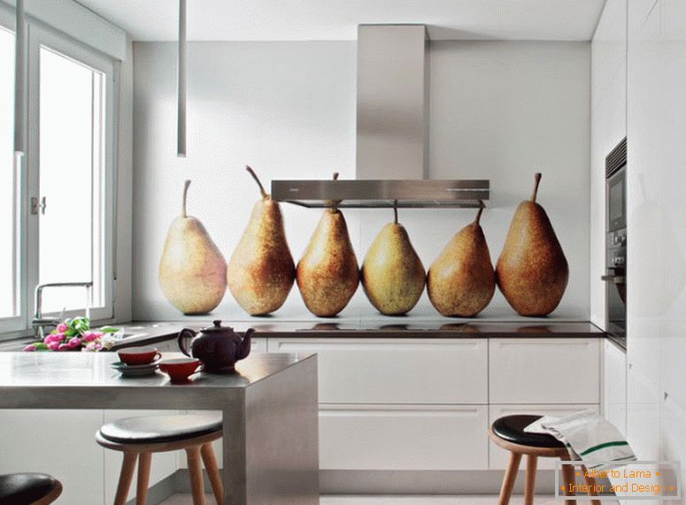 Дизайн кухні в білому кольорі з широкоформатним зображенням на стіні