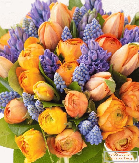 Букет з оранжевих і фіолетових квітів