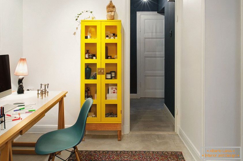 Яскравий жовтий книжкову шафу освіжить ваш кабінет