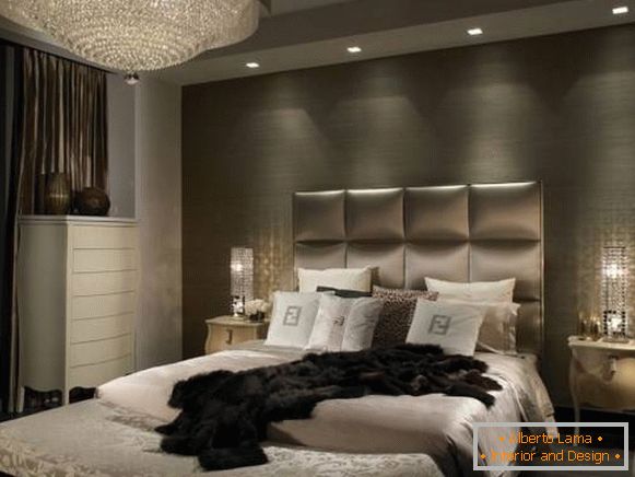 Класична люстра і вбудовані світильники в дизайні спальні