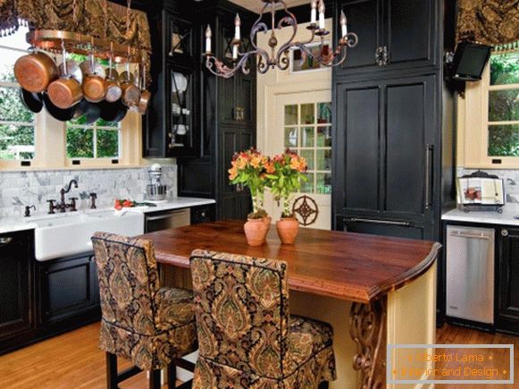 Чорна меблі на кухні в сільському стилі
