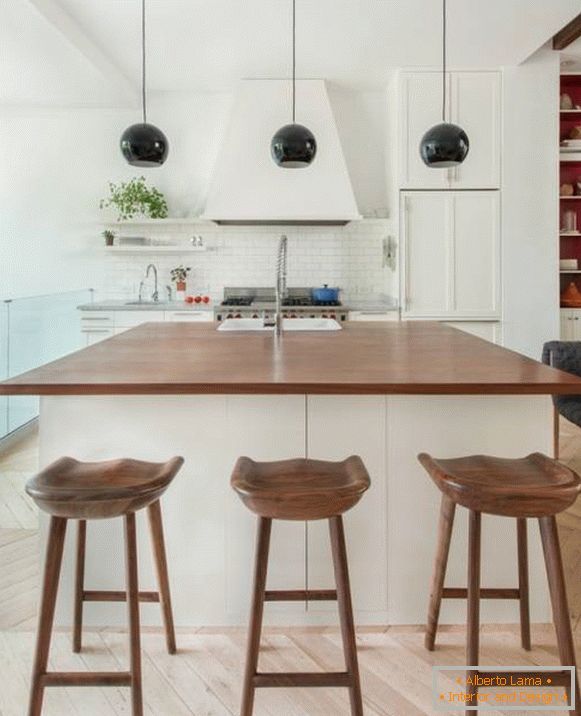 Біла кухня з дерев'яними деталями