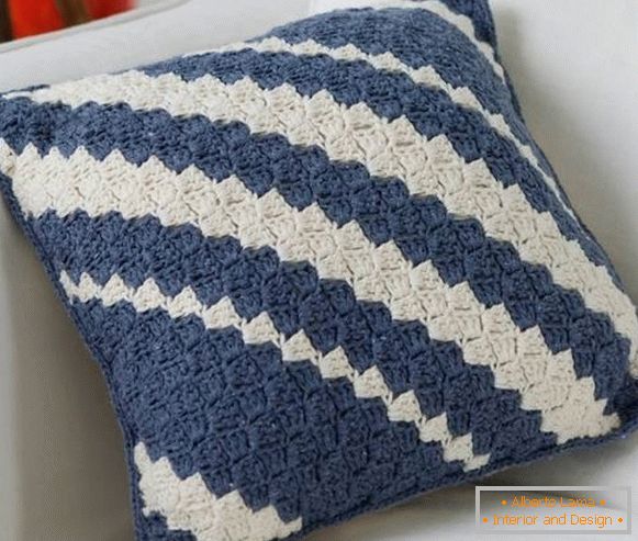 Стильний і модний дизайн подушок для дивана - фото в'язки крючком