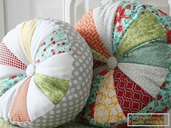 Різнобарвні наволочки для диванних подушок своїми руками