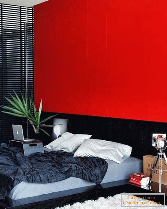 Червона стіна як головний акцент в спальні