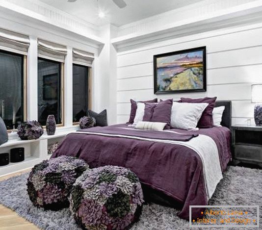 Чорно-біла спальня з фіолетовими акцентами