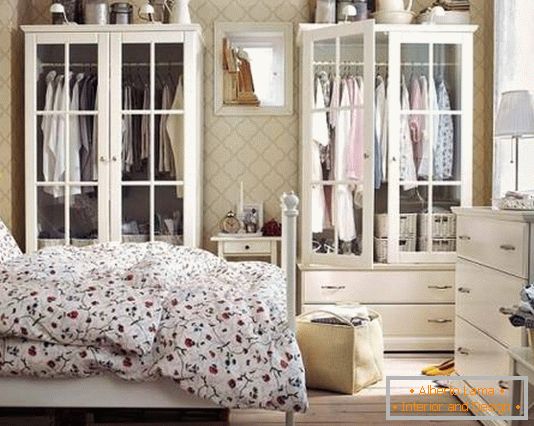 Вишукана білі меблі для спальні (шафи і комод)