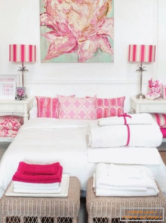 Біла спальня з рожевими акцентами