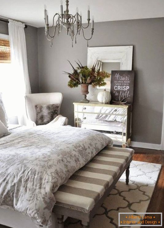Елегантна спальня з красиво оформленими комодом