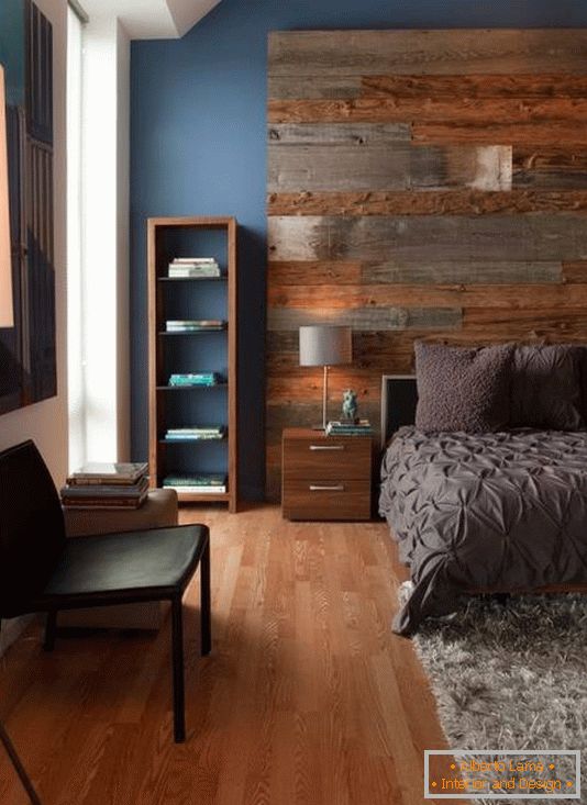 Велике дерев'яне узголів'я і стильні меблі в спальні