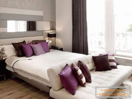 Стильні меблі в спальні з фіолетовими акцентами