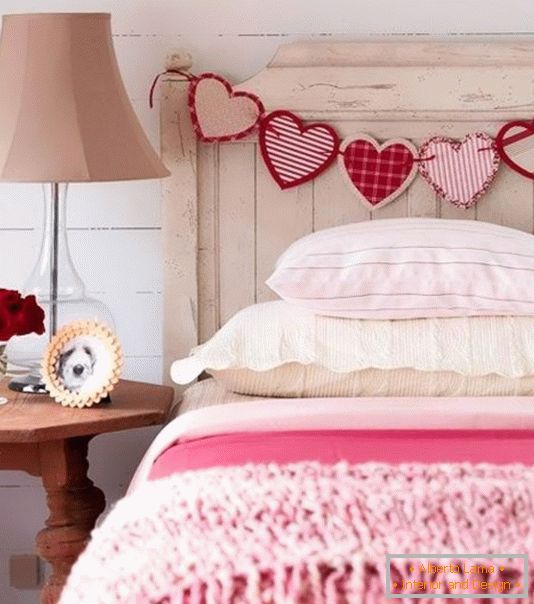 Украшение кровати ко Дню святого Валентина