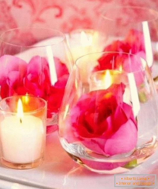 Квіти і свічки як прикраса столу на День святого Валентина
