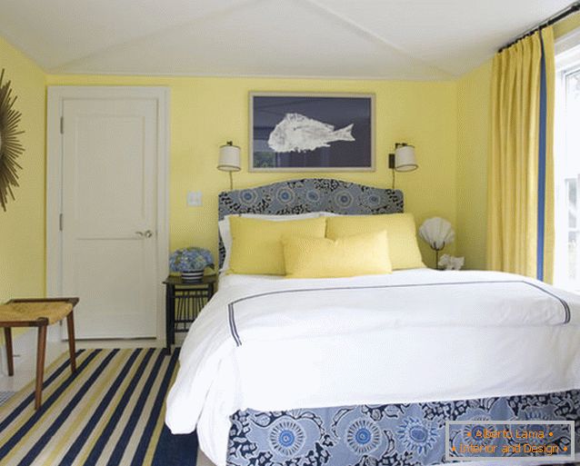 Чарівне оформлення невеликої спальні в синьо-жовтих кольорах