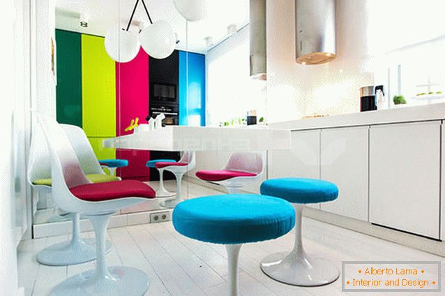 Різнобарвна яскрава меблі в білосніжній кухні
