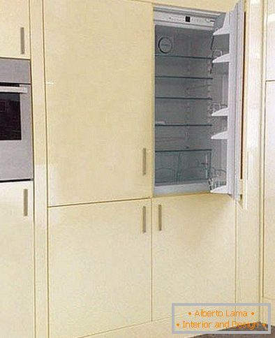 Холодильник на невеликій кухні