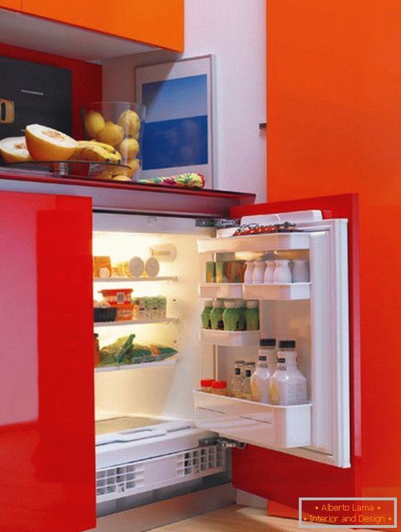 Холодильник на невеликій кухні