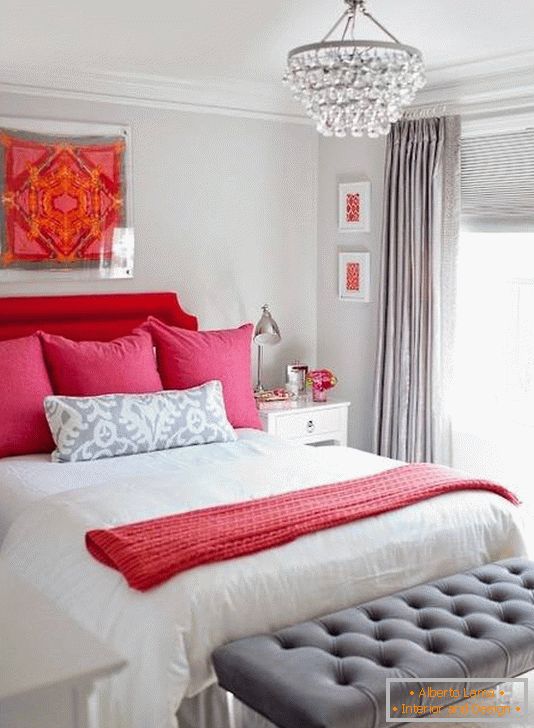 Поєднання червоного, рожевого і сірого в спальні