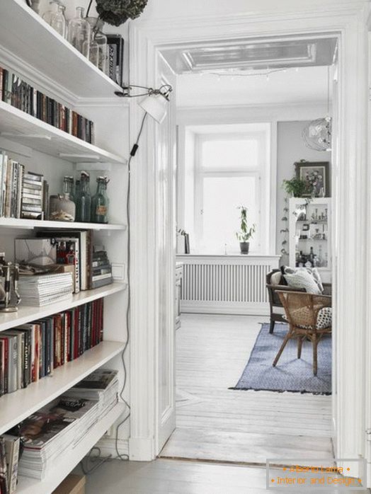 Невеликий коридор з бібліотекою в скандинавському стилі