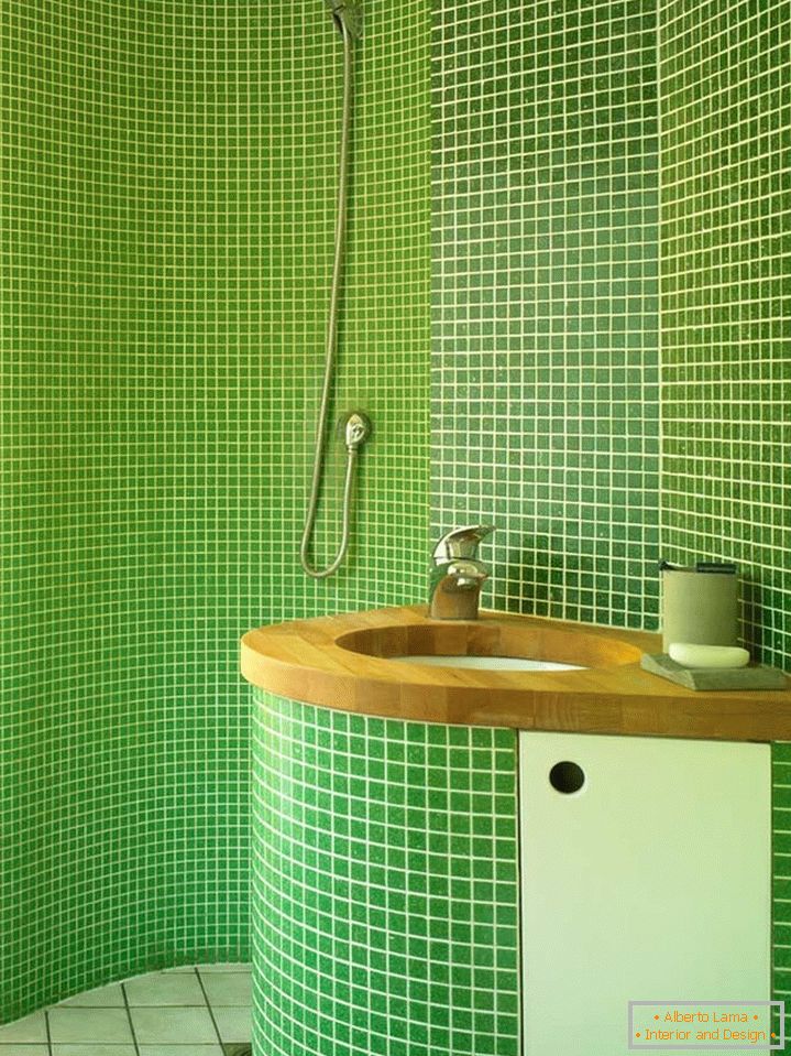 Зелена плитка у ванній