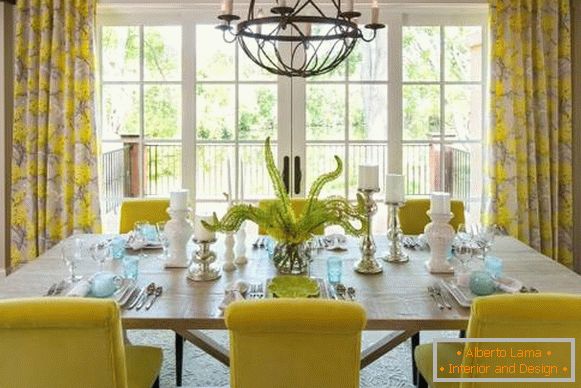 Жовті штори в інтер'єрі домашньої кухні їдальні