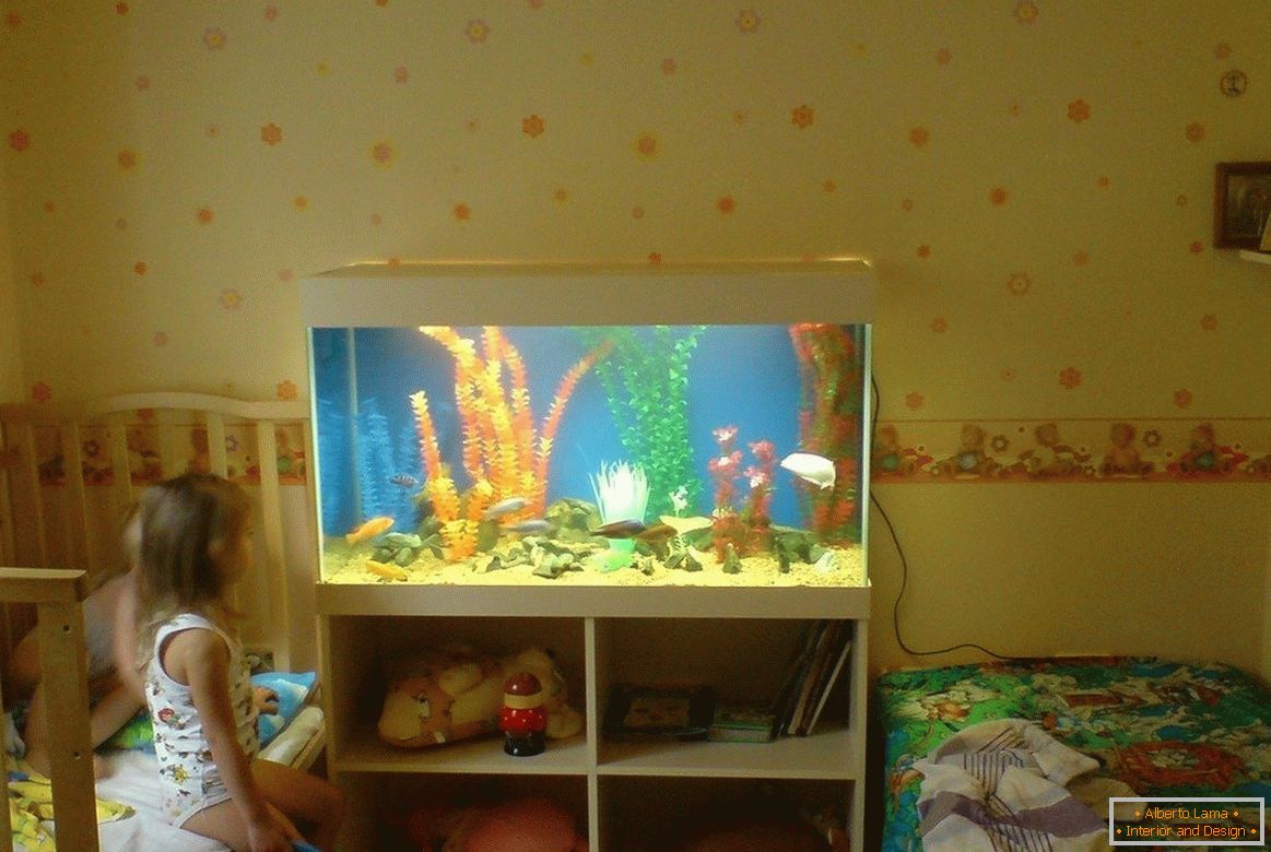 Інтер'єр дитячої з акваріумом