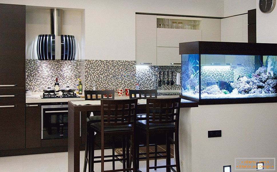 Барна стійка з акваріумом на кухне