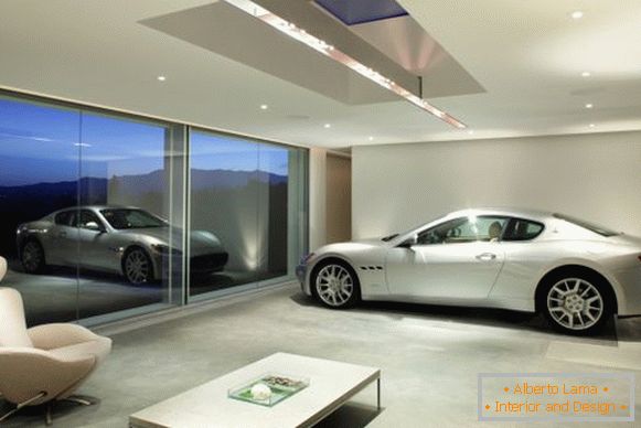 Видовий гараж зі скляною стіною