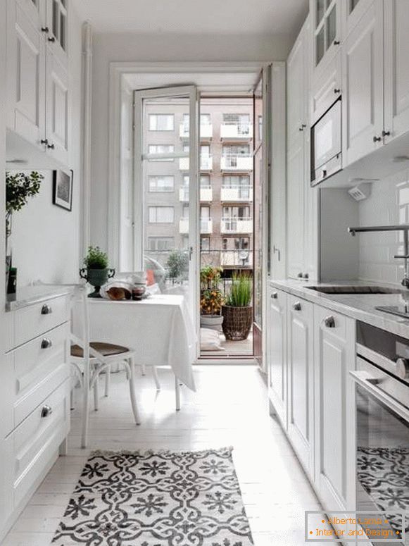 Біла кухня в інтер'єрі - фото маленької кухні з балконом
