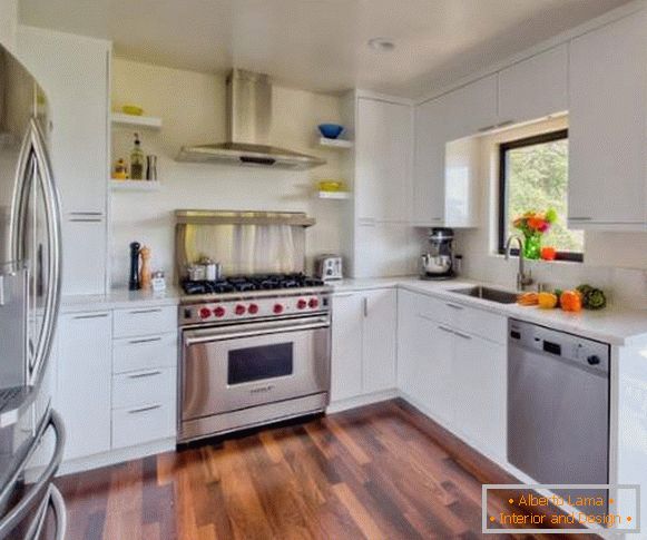 Біла кутова кухня - фото в інтер'єрі з дерев'яною підлогою