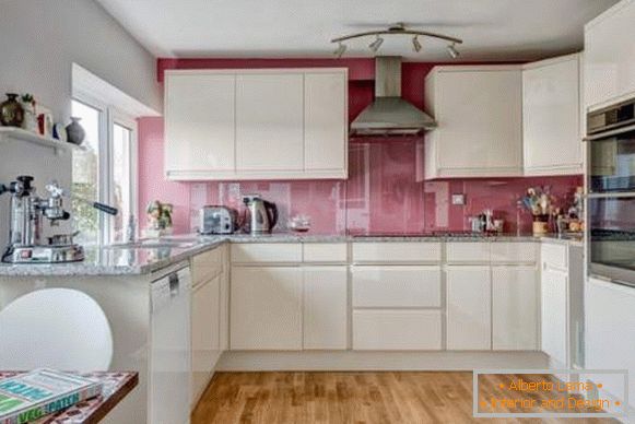 Кухня білий глянець - фото в поєднанні з рожевим фартухом