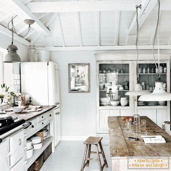 Біла кухня в дерев'яному будинку