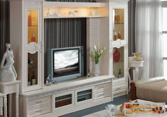 Інтер'єр вітальні з білими меблями в класичному стилі