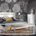 Сірий інтер'єр спальні з красивою білими меблями