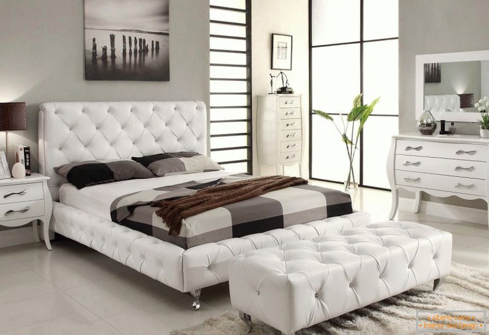 Інтер'єр спальні з білими меблями