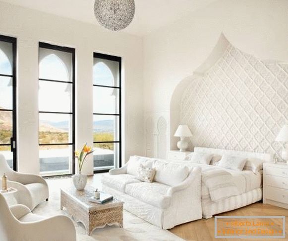 Інтер'єр білої спальні в марокканському стилі
